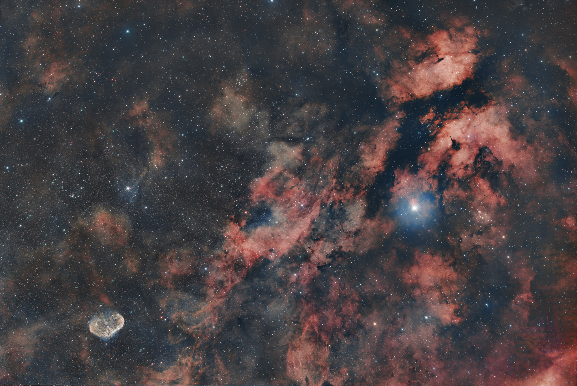 Die Sadr-Region Sh2-108 im Sternbild Schwan ist auch als Gamma-Cygni-Nebel bekannt. Der Emissionsnebel umgibt den zentralen Stern Sadr (γ Cygni) im Sternbild Schwan. In der Region befinden sich der Schmetterlingsnebel, IC 1318, rechts oben im Bild und der Halbmondnebel, NGC6888 unten links im Bild. Die Region enthält auch viele Dunkelnebel.